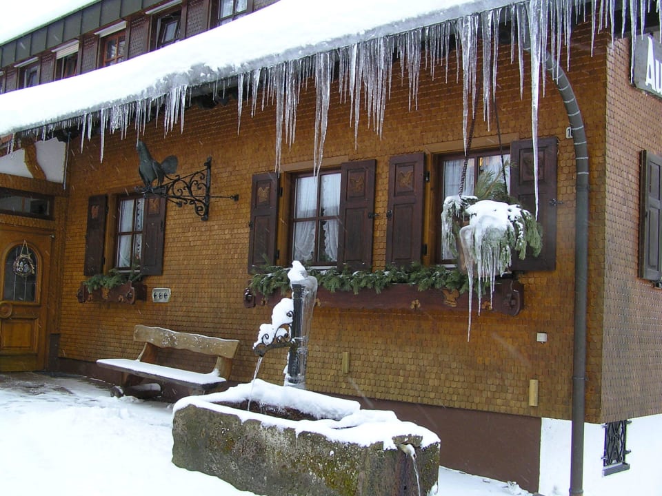 Uriger Eingang Wellnesshotel Forsthaus Auerhahn