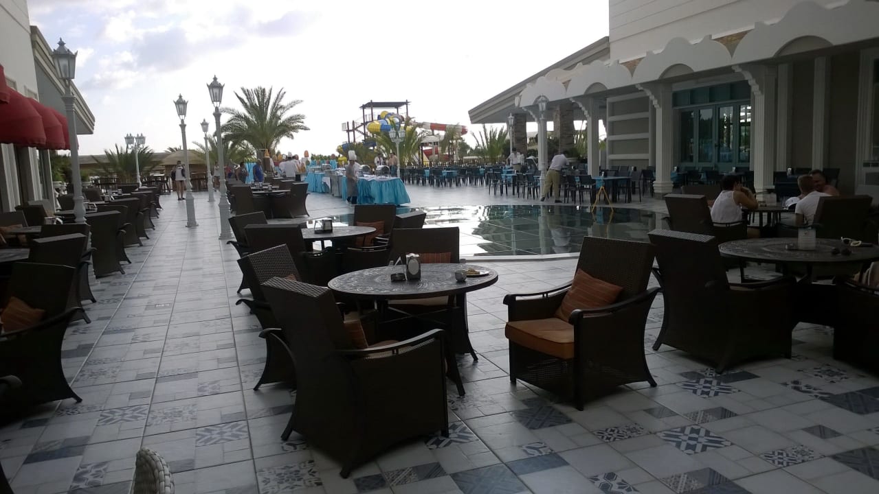 Vor dem Grillabend im Innenhof Quattro Beach Spa & Resort