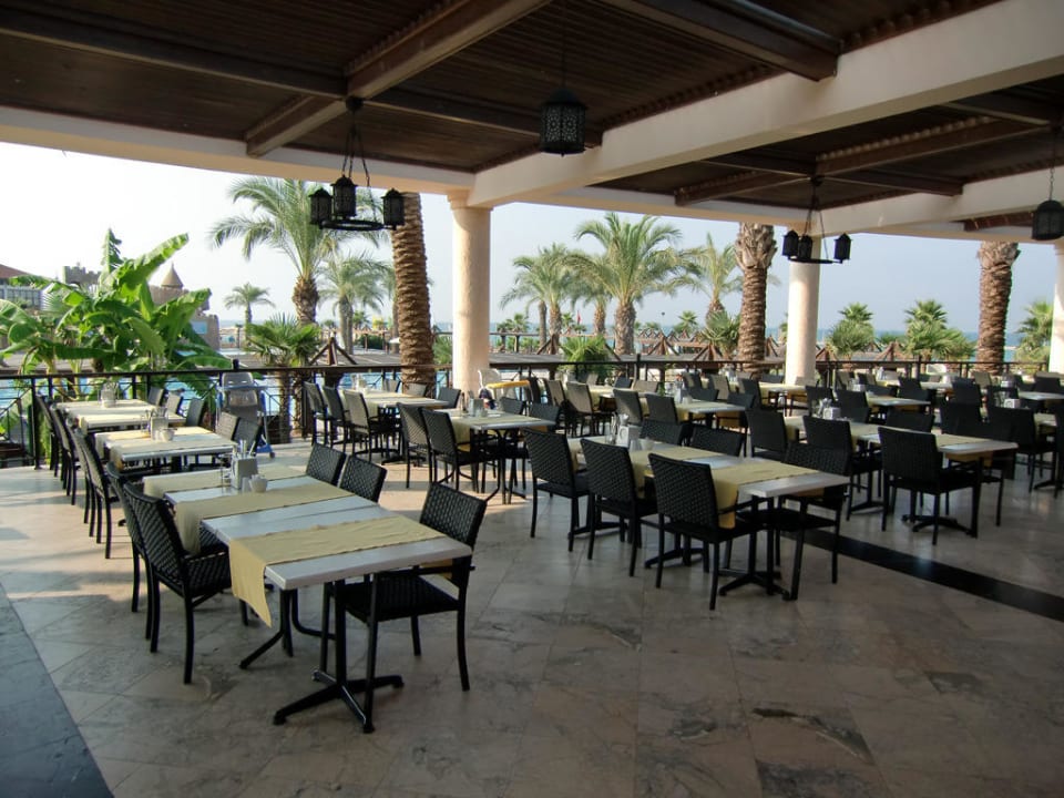 Terrassenbereich im Hauptrestaurant TUI BLUE Palm Garden