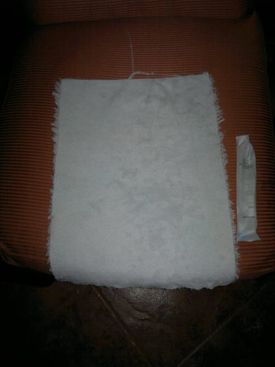 Zerfetztes Gästehandtuch  Kihaa Maldives