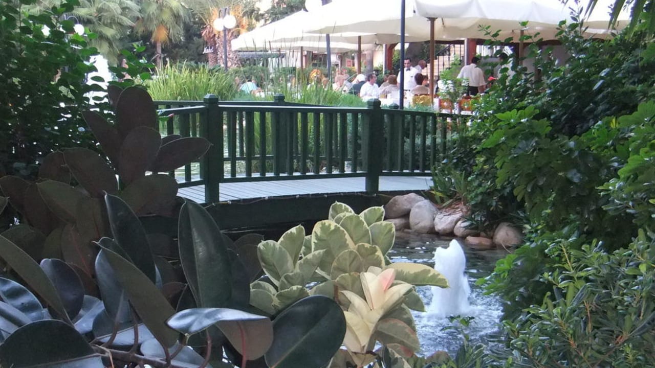 Springbrunnen und Brücke am Restaurant Labranda Alantur Resort