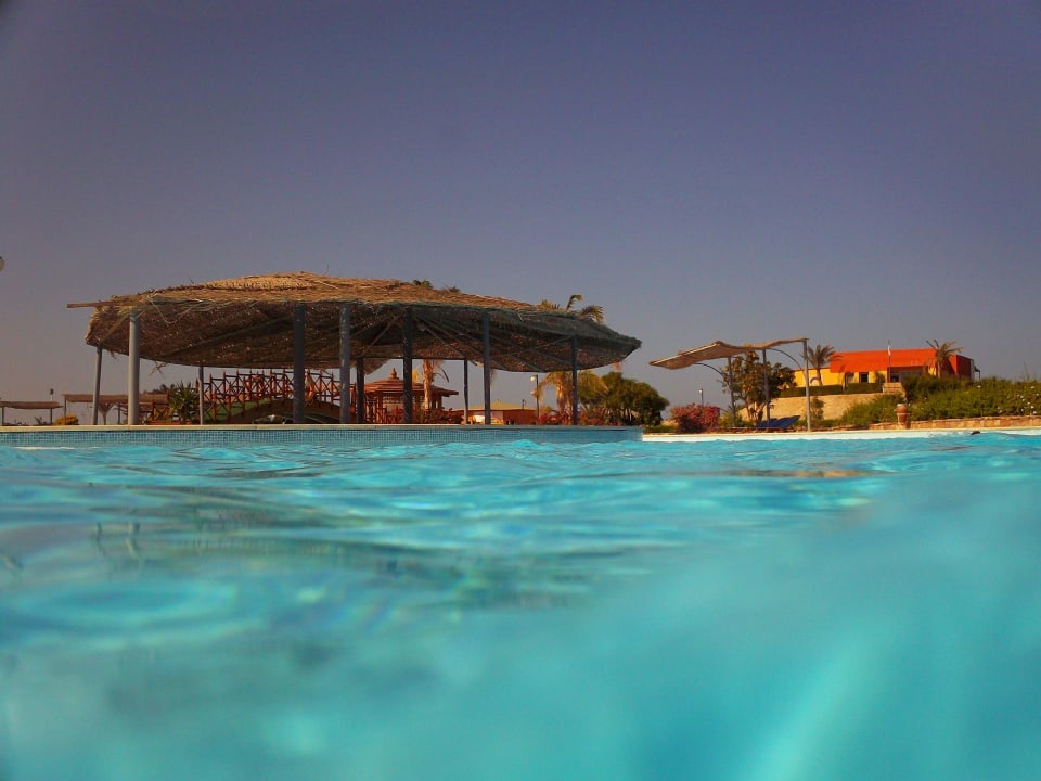 Basen główny Malikia Resort Abu Dabbab