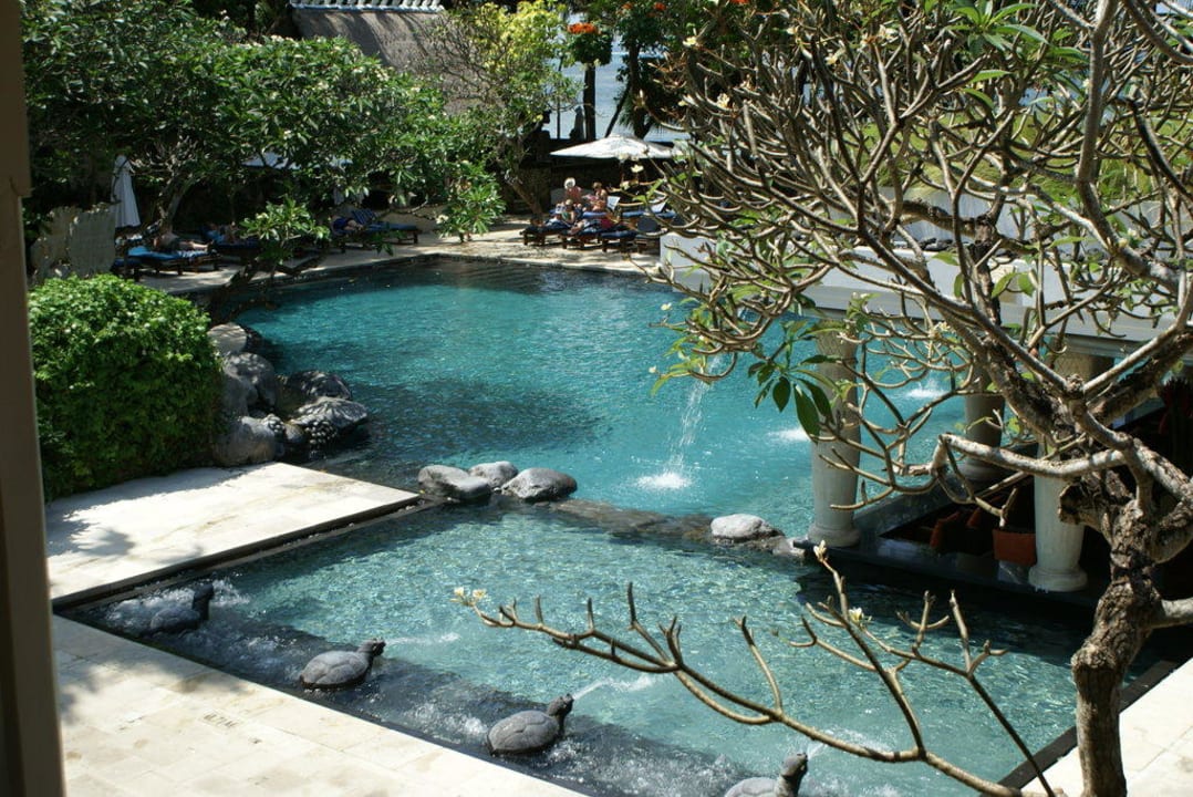 Einer der 3 Poolbereiche des Hotels Puri Santrian