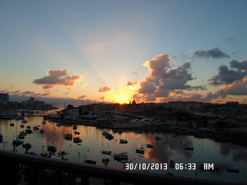 Sonnenaufgang über La Valetta vom Balkon Bayview Hotel by ST Hotels