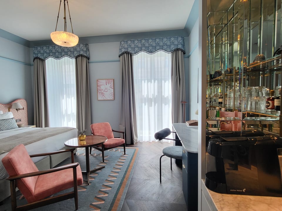 Zimmer Stradom House, Autograph Collection