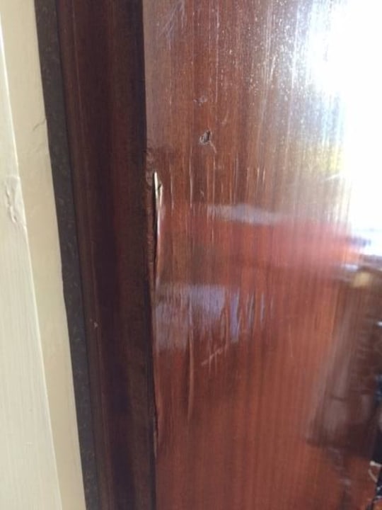 Dreck an den Türn Medena Hotel