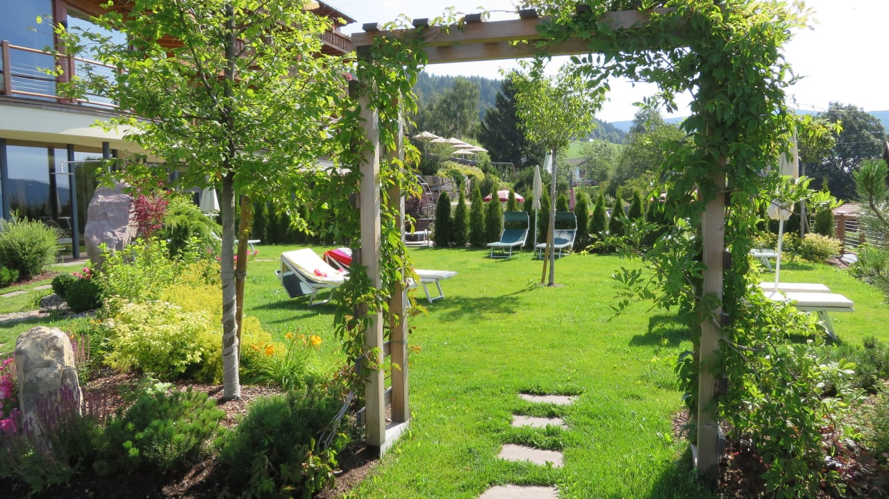 Herrliche Außenanlage Hotel Chalet Mirabell