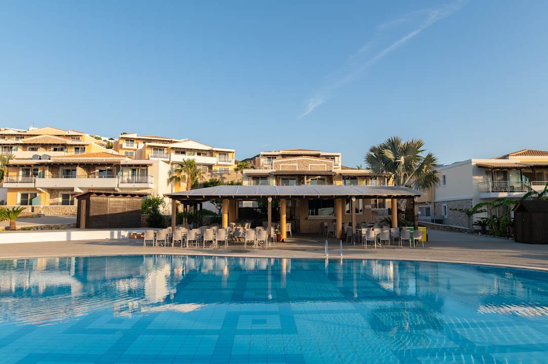Pool Grand Blue Beach Hotel