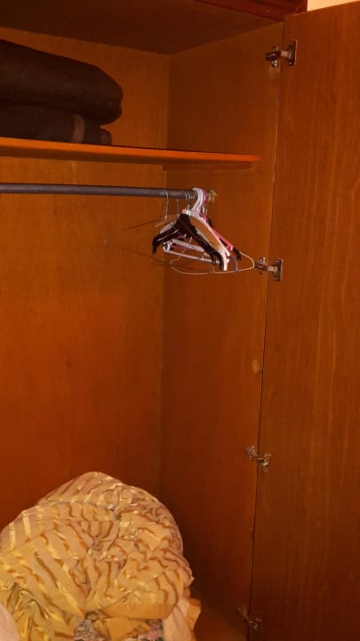 Einbauschrank schon voll ohne eigene Sachen Riverside Garden Resort