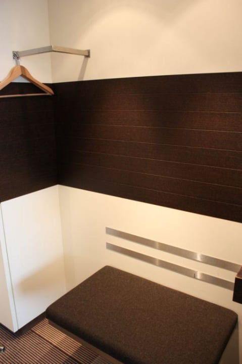 Coat rack / entrance area standard room Mövenpick Hotel Amsterdam City Centre