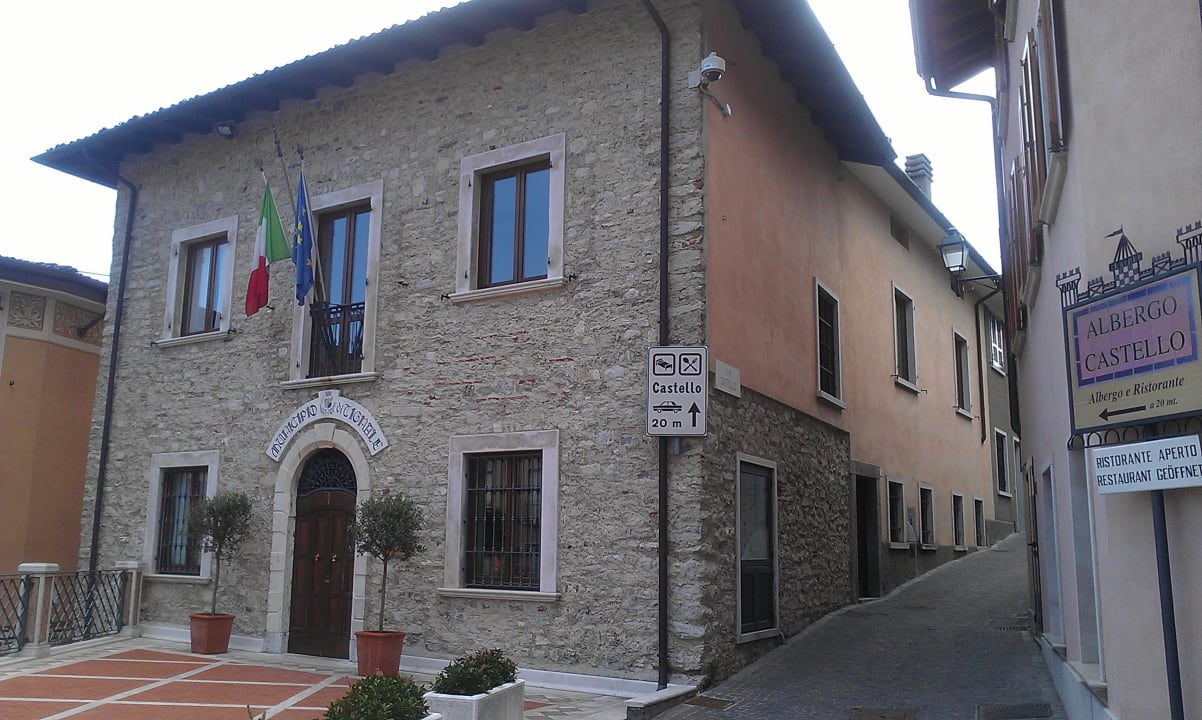 Das Rathaus, recht daneben ist die Casa Gardola Appartamenti Casa Gardola