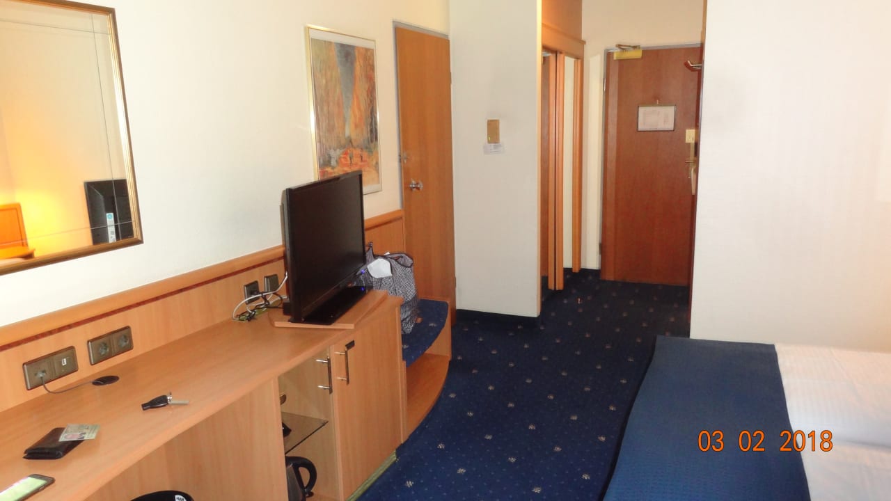 TV und Schrank Leonardo Hotel Düsseldorf Airport - Ratingen
