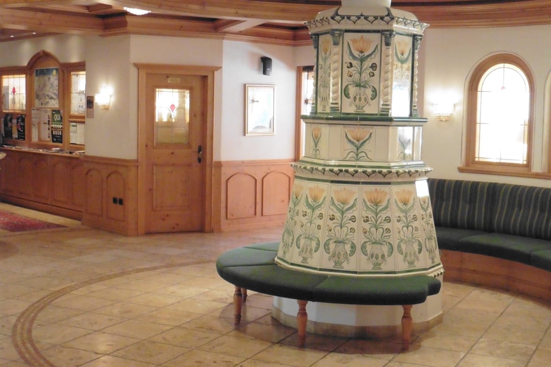 Kachelofen mit Sitzgelegenheit Hotel Lagorai