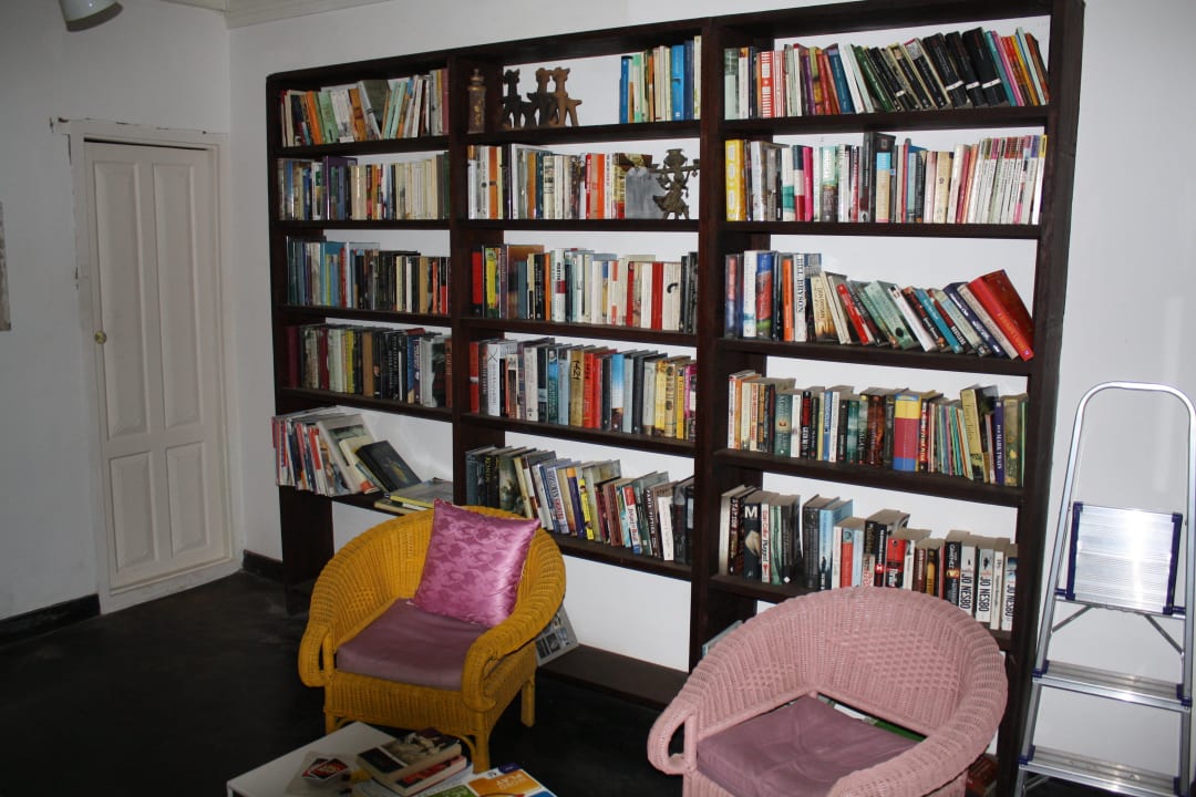 Eine Bibliothek gibt es auch Hotel Rajakkad Estate
