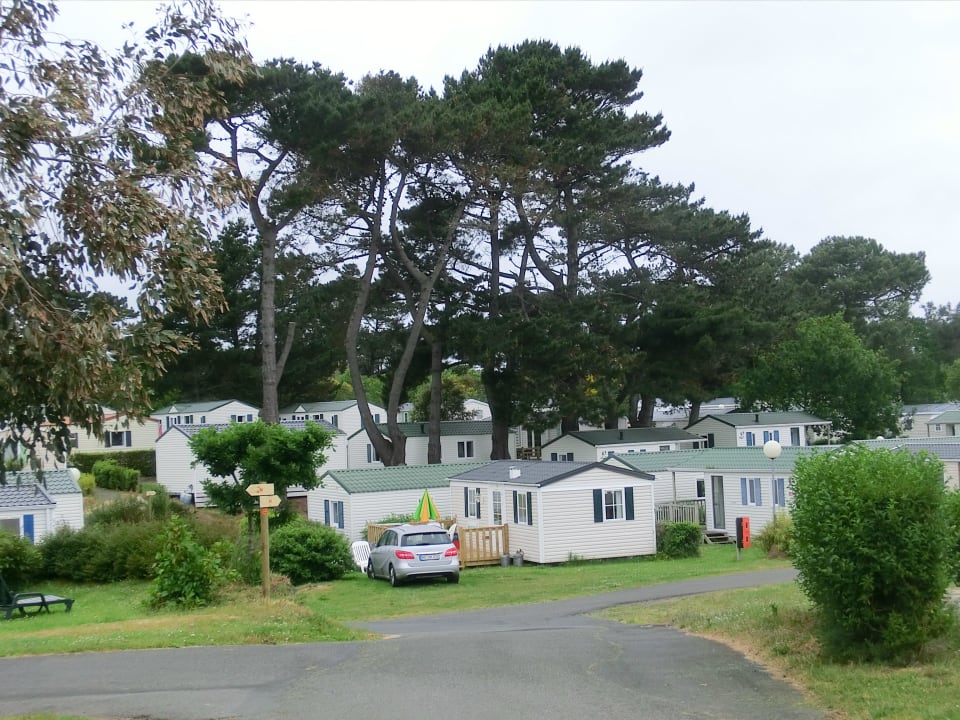 Blick auf einige Mobilhomes Camping Le Ranolien