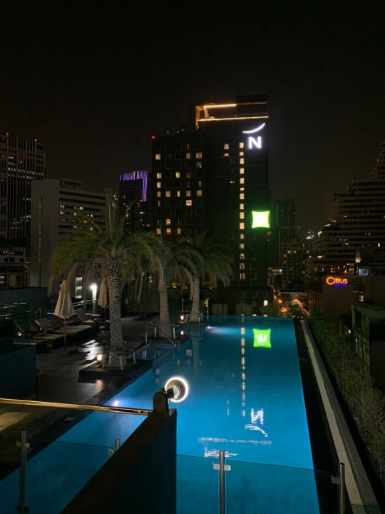 Pool SureStay Plus Hotel by Best Western Sukhumvit 2