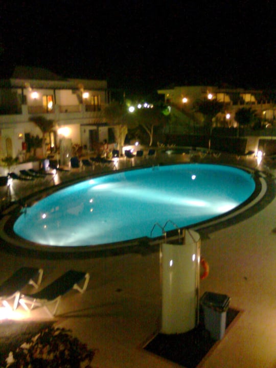 Widok na basen - nocą Hotel THB Tropical Island