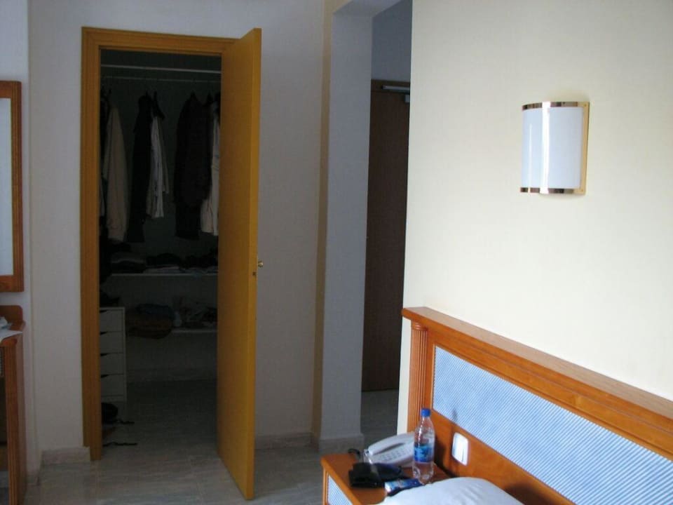 Kleiderscharnk Hotel Osiris