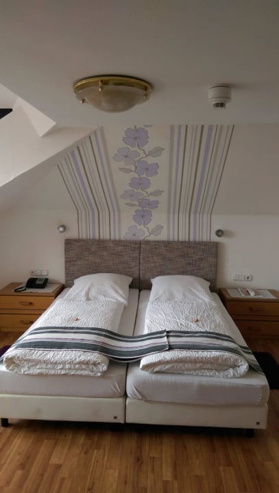 Unser Zimmer mit bequemen Bett Hotel Rothenburger Hof
