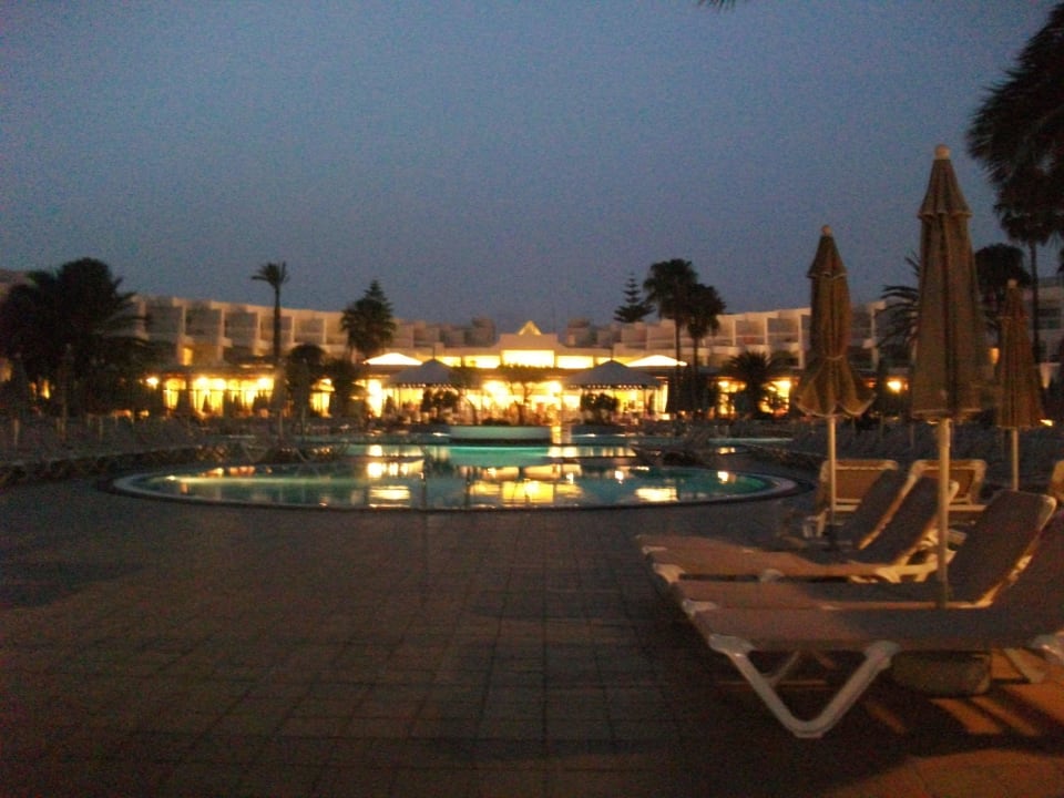 Pool bei Nacht mit Beleuchtung Hotel Riu Paraiso Lanzarote