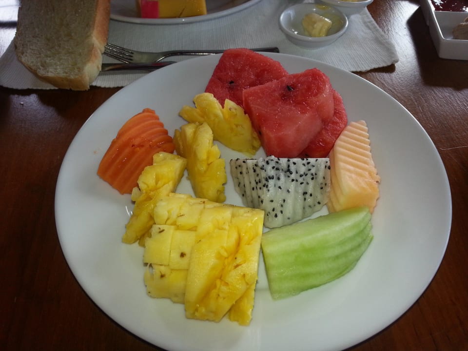 Frühstück mit frischesten Früchten Santhiya Koh Phangan Resort & Spa