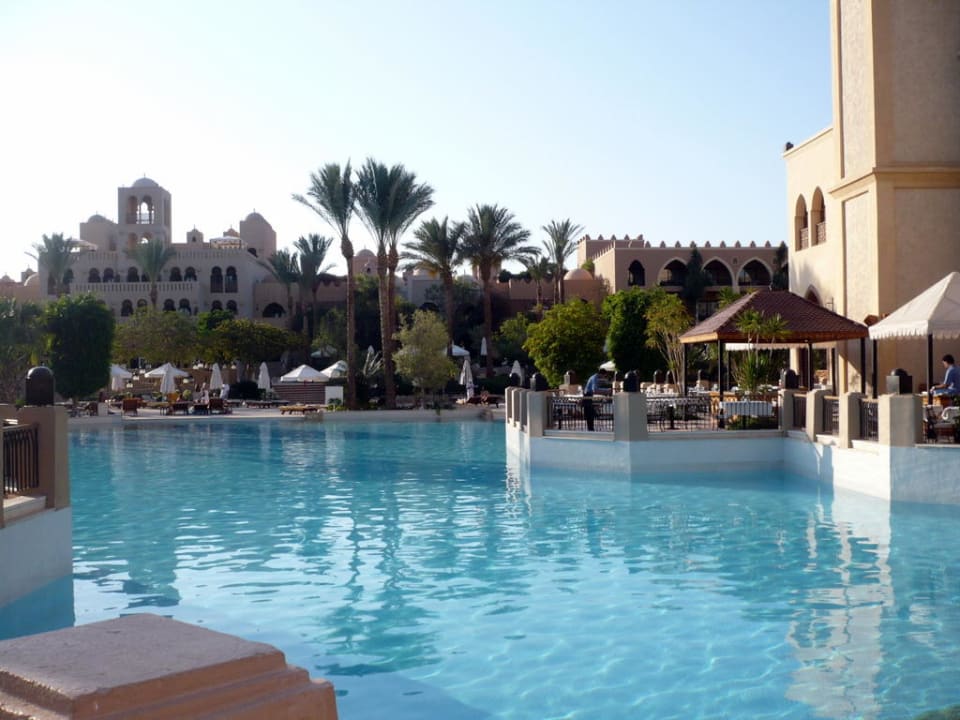 Ein Riesenpool, rechts Restaurant Discovery Makadi Palace