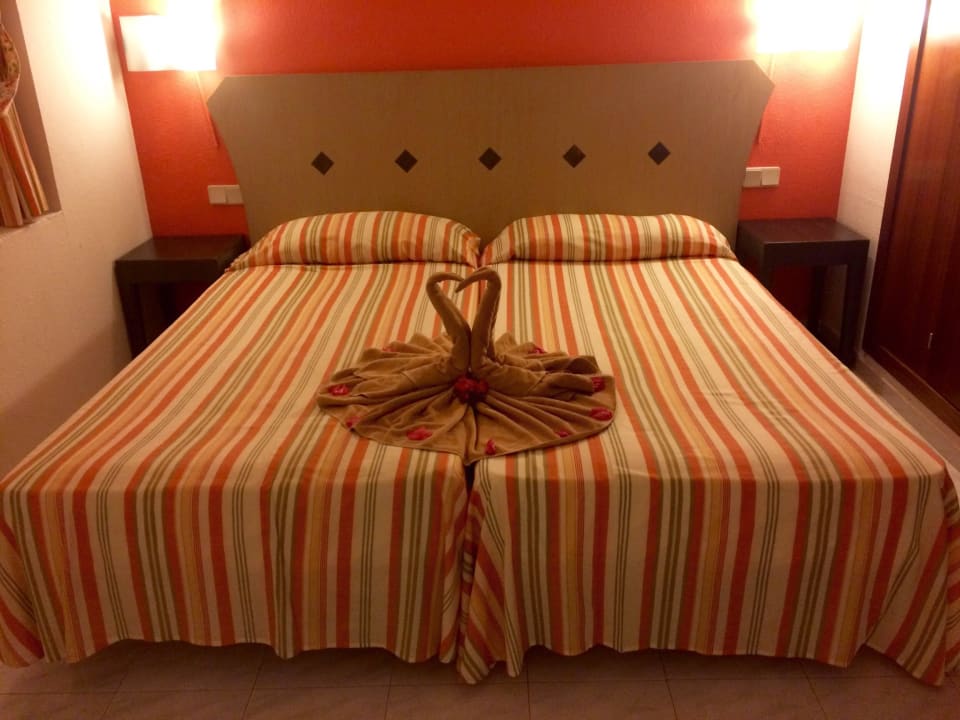 Schlafzimmer mit Handtuchdeko SBH Hotel Taro Beach