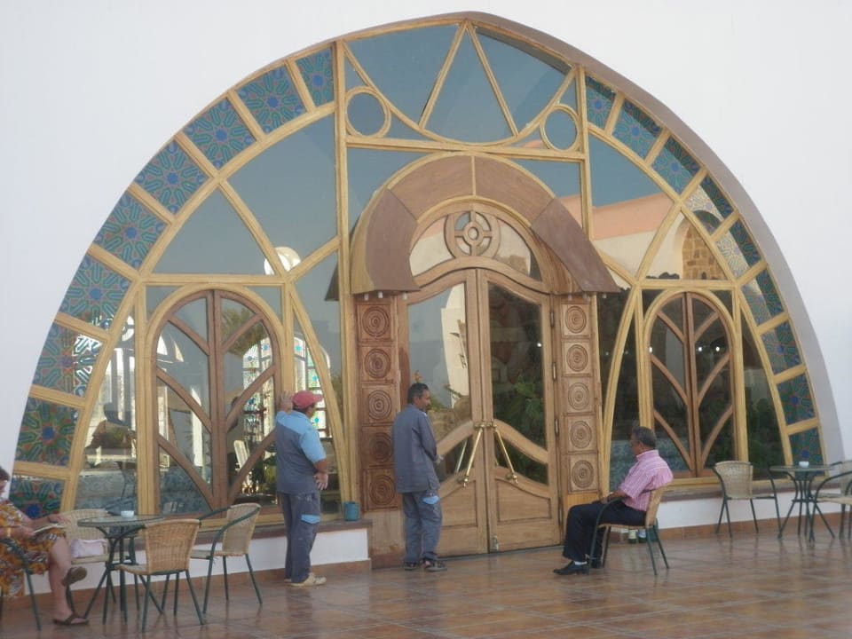 Wunderschön geschnitztes Portal Shams Alam Beach Resort