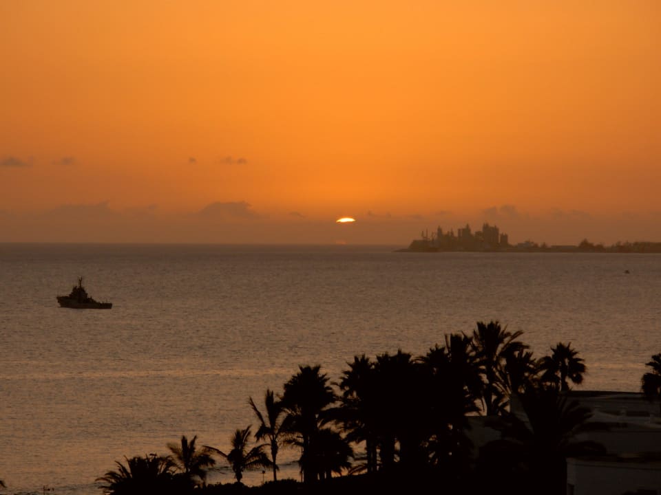 Yacht vor der Skyline Lopesan Costa Meloneras, Resort & Spa