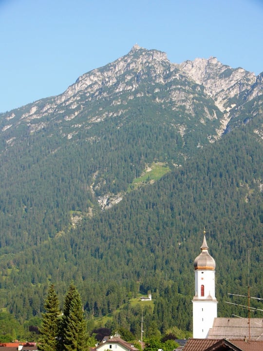 Vom Balkon zur Kirche Garmisch Hotel Zugspitze