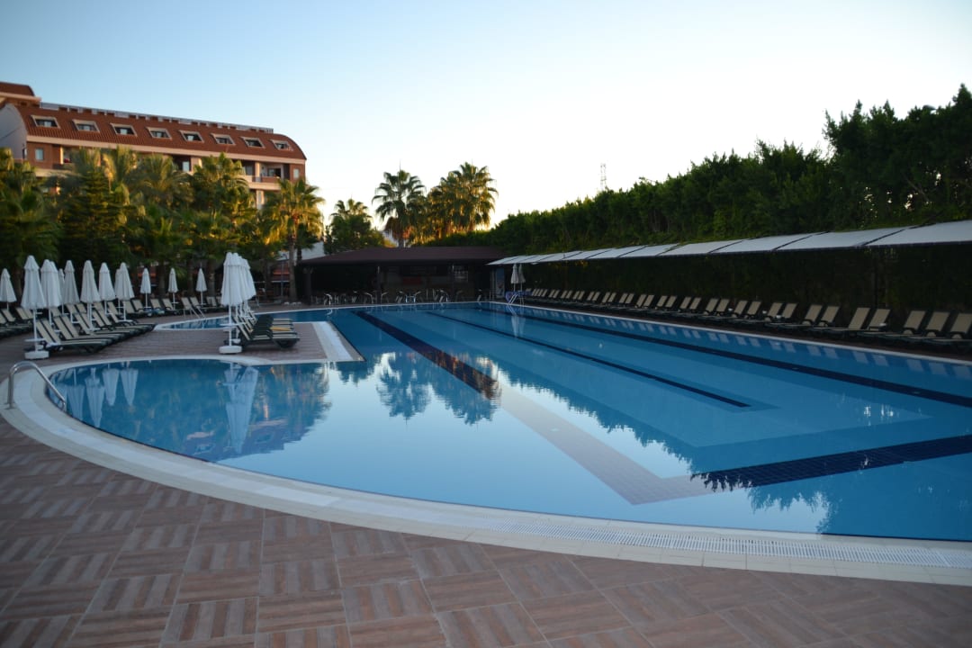 Blick am Morgen auf die Poolbar Hane Family Resort