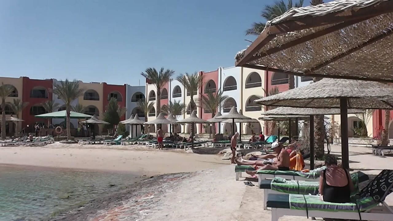 Liegen an der Lagune Arabia Azur Resort
