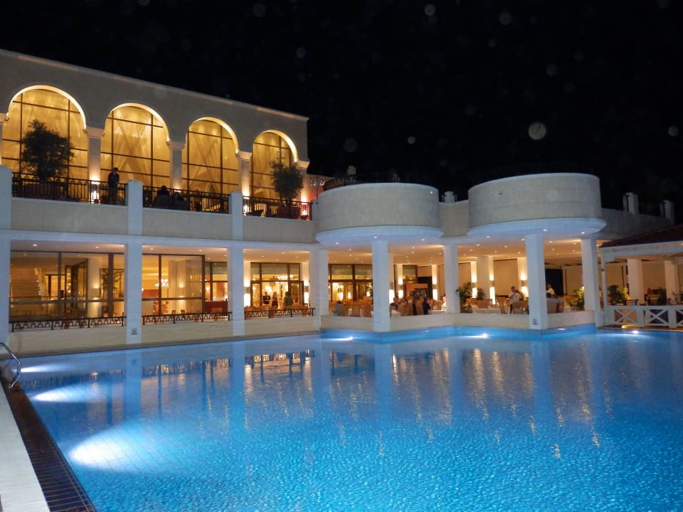 Das Hauptrestaurant von außen bei Nacht Porto Bello Royal