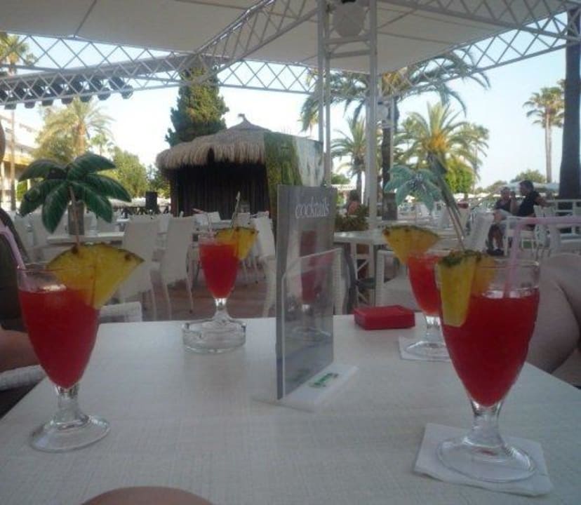 Leckere Cocktails am Abend. Protur Vista Badia Aparthotel