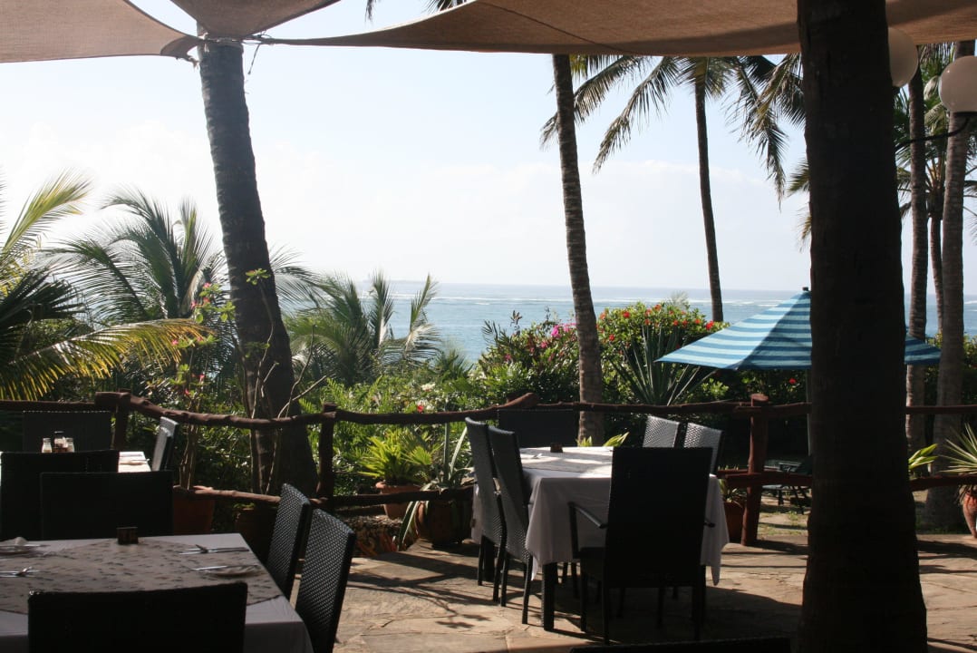 Blick von der Terrasse zum Meer Bahari Beach Hotel