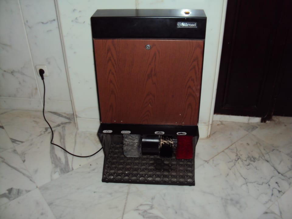 Schuhputzer Hotel El Mouradi Palm Marina