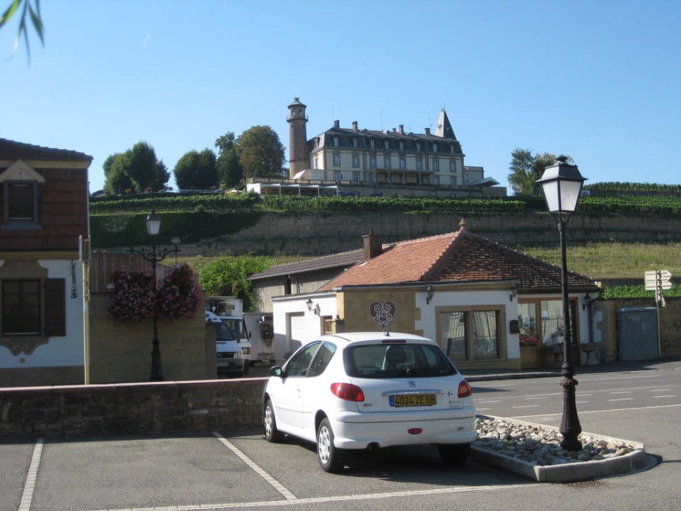 Blick rechts am Hotel vorbei Domaine de Rouffach