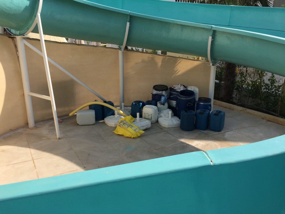 Giftstoffen gelagert unter den Rutschen!! Maya World Park Hotel