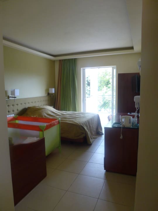 Pokój i łóżeczko dziecięce Hotel Mareblue Beach