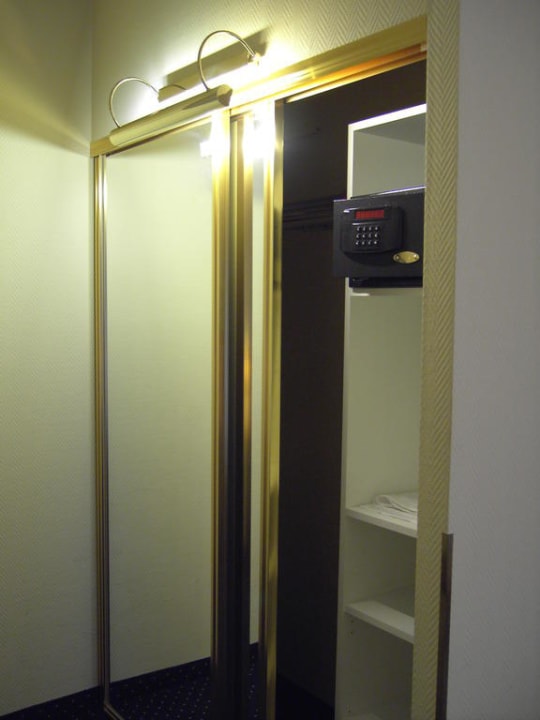 Kleiderschrank mit Safe Relexa Hotel Bellevue Hamburg