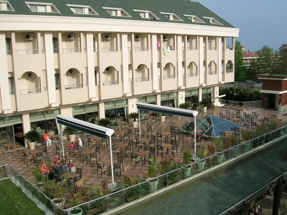 Blick auf die Terrasse Calimera Hane Garden