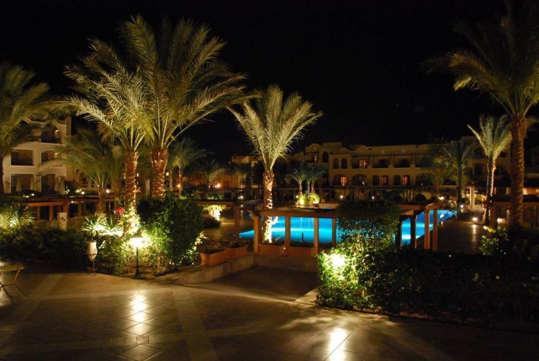 Abends am Pool Hotel JAZ Makadi Star & Spa
