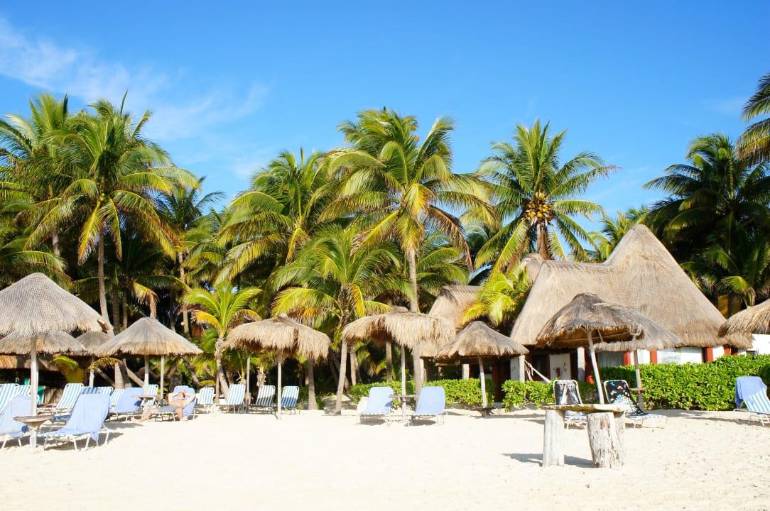 Blick vom Ufer auf den Hotelstrand  Hotel Las Palapas