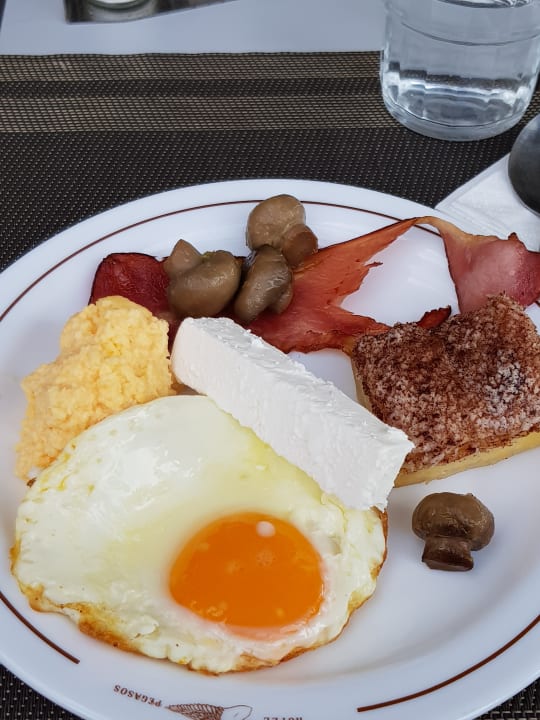 Frühstück (nur das Rührei, das war nicht genießbar) Pegasos Deluxe Beach Hotel