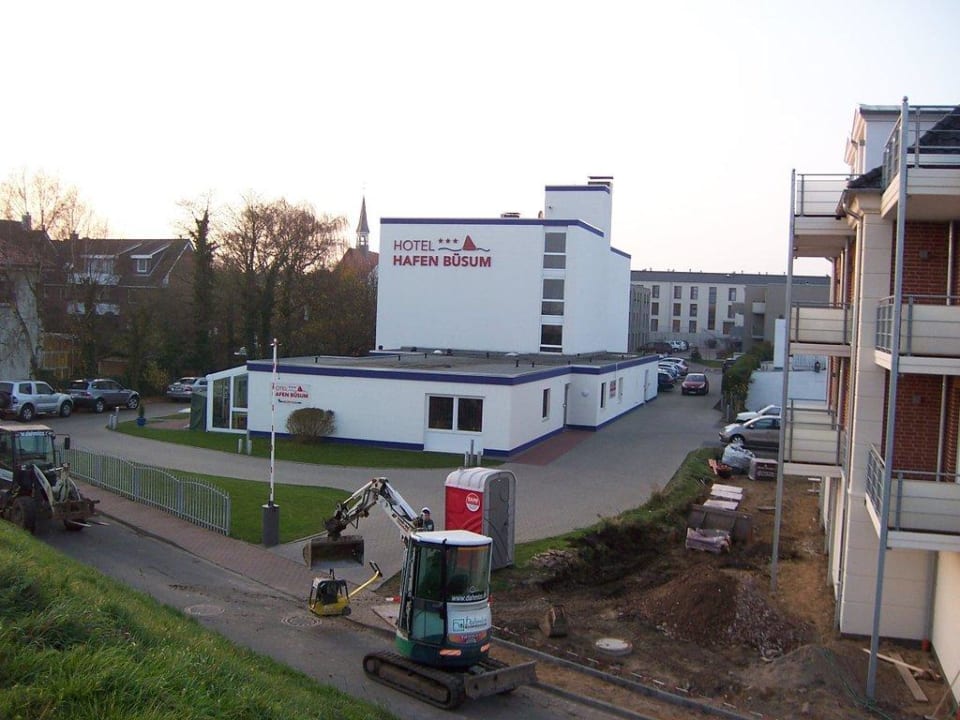 Das Hotel vom Deich aus gesehen Hotel Hafen Büsum