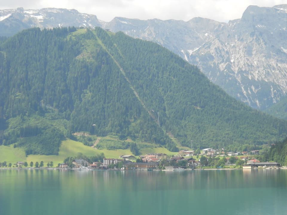 Der Ort Pertisau von der anderen Seeseite aja Fürstenhaus am Achensee