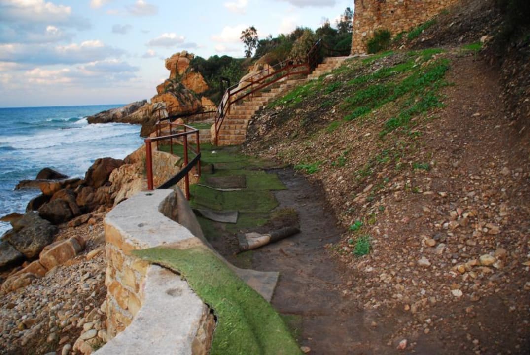 Weg zum Strand mit Kunstrasen Calanica Resort