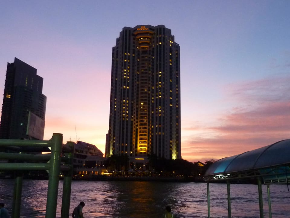 Penisula in der Dämmerung Hotel The Peninsula Bangkok