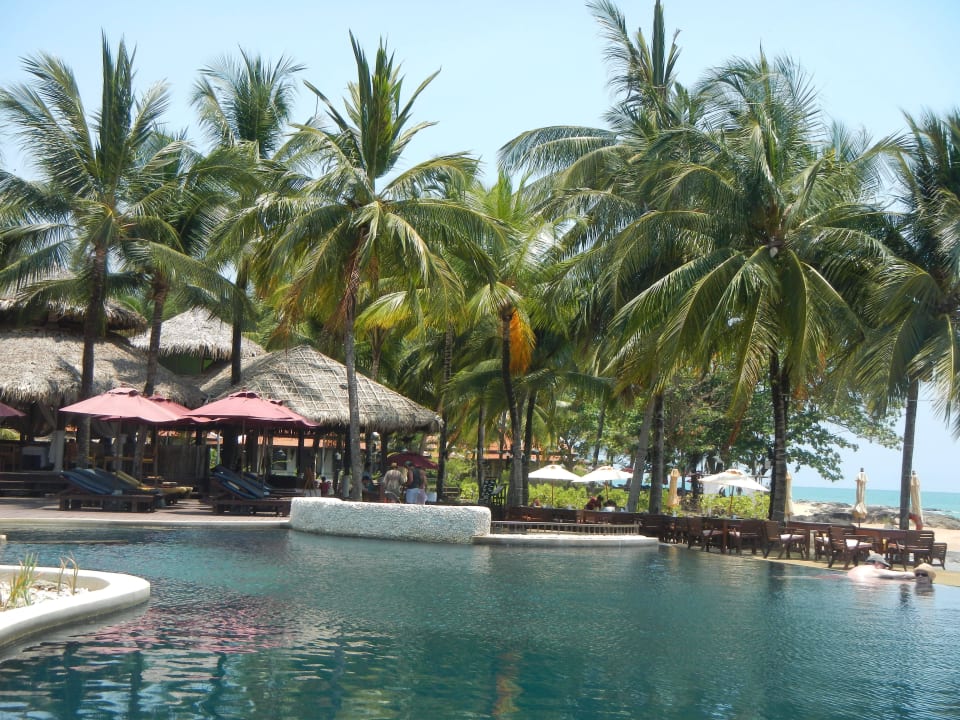 Am Pool mit Blick auf das Sundowner Restaurant Khaolak Laguna Resort