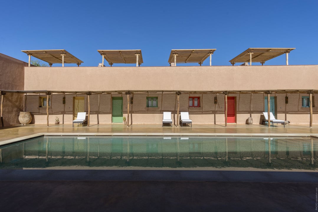 Piscina con la fachada de las 4  habitaciones  Hotel CôtéSud